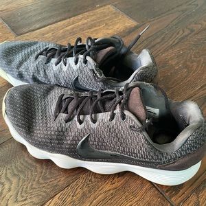 Men’s Nike tennis shoe